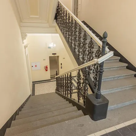 Top Floor Central Apt - Elevator - Self Check-In Διαμέρισμα *