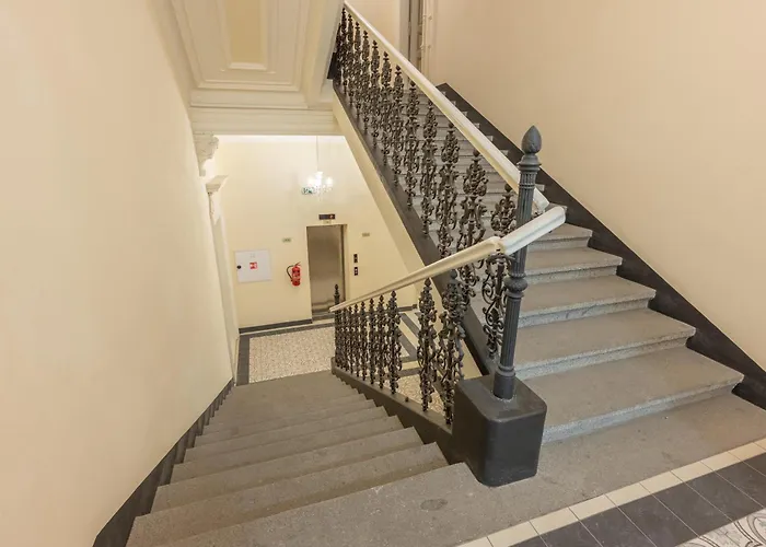 Top Floor Central Apt - Elevator - Self Check-In Διαμέρισμα *