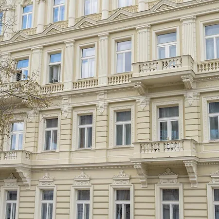Homely L 5 Min To Airport Express,train Station With Self Check In Prague