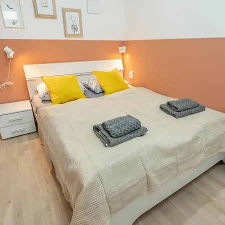 شقة Homely L 5 Min To Airport Express,train Station With Self Check In براغ