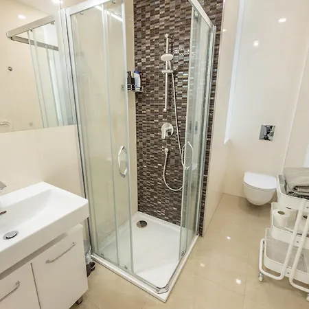 Homely L 5 Min To Airport Express,train Station With Self Check In * براغ