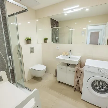 Homely L 5 Min To Airport Express,train Station With Self Check In براغ