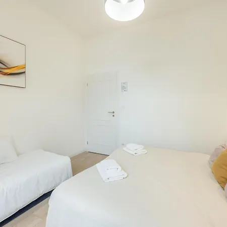 Homely L 5 Min To Airport Express,train Station With Self Check In *