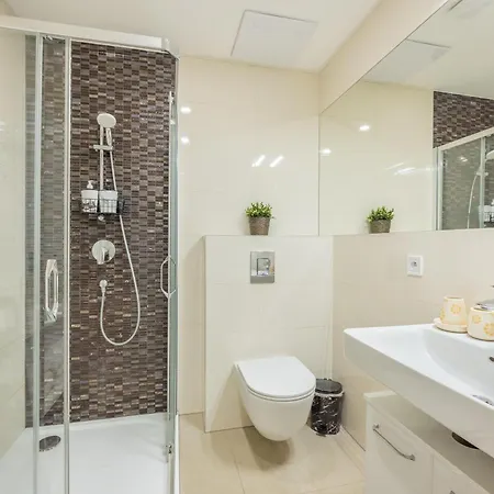 Homely L 5 Min To Airport Express,train Station With Self Check In شقة *